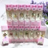 Set mărțișoare elegante tip broșă - modele colorate în cutie roz