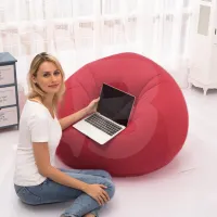 Fotoliu puf gonflabil roșu utilizat pentru relaxare în living