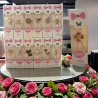 Mărțișor broșă 24 set în cutii elegante cu fundiță roz, modele mixte, 1 Martie