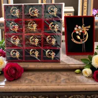 Mărțișor broșă 12 set în cutie cadou, model elegant cu perle