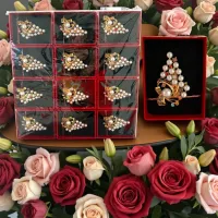 Mărțișor broșă 12 set în cutie cadou, model cu perle elegante