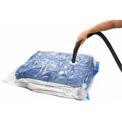 Aspirarea aerului din punga de vidat haine cu aspiratorul pentru economisirea spațiului