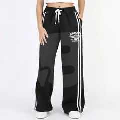 Pantaloni trening pentru fete negri cu dungi laterale și imprimeu text