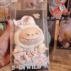 Figurină Colecționabilă Labubu cu Outfit, Ediție Blindbox, Înălțime 16 cm, Material Plusat și Accesorii