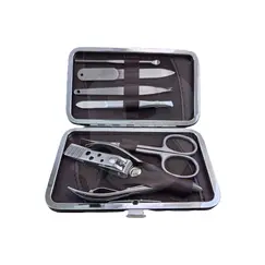 Trusă manichiură 767 cu 6 piese din inox în husă croco maro cu fermoar