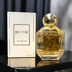 Parfum damă 100 ml cu flacon auriu elegant pentru cadou