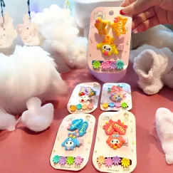 Set clame păr fetite cu figurine colorate si floricele pe suport carton decorat