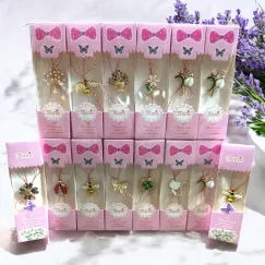 Set mărțișoare elegante tip broșă - modele colorate în cutie roz
