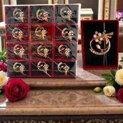 Mărțișor broșă 12 set în cutie cadou, model elegant cu perle