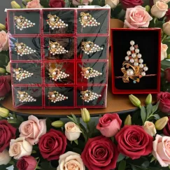Mărțișor broșă 12 set în cutie cadou, model cu perle elegante