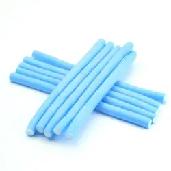 Bigudiuri din burete lungi flexibile, culori mov și albastru