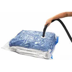 Aspirarea aerului din punga de vidat haine cu aspiratorul pentru economisirea spațiului