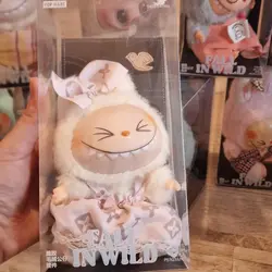 Figurină Colecționabilă Labubu cu Outfit, Ediție Blindbox, Înălțime 16 cm, Material Plusat și Accesorii