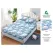 Husă cu elastic din finet model pisici albe pufoase și floricele roz pe fundal albastru cu 2 fețe perna 160x200 cm