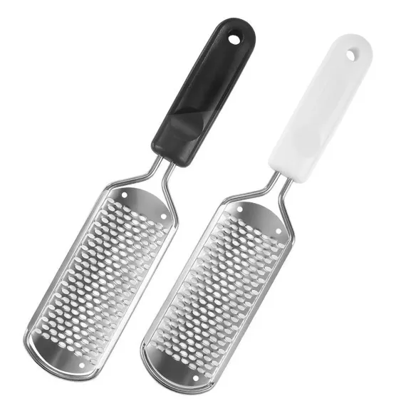 Răzuitor pentru călcâie din inox cu mâner negru ergonomic