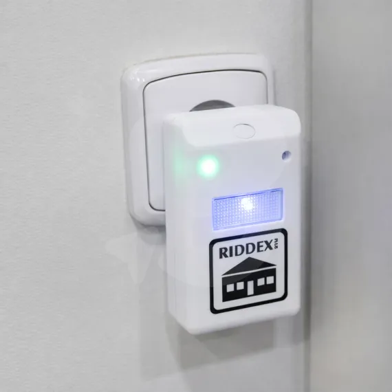 Dispozitiv cu ultrasunete Riddex PLUS montat în priză, utilizare în interior
