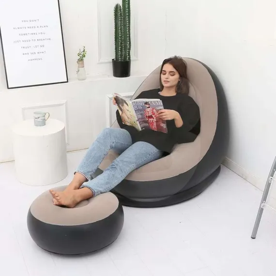 Fotoliu gonflabil cu taburet utilizat pentru relaxare în interior