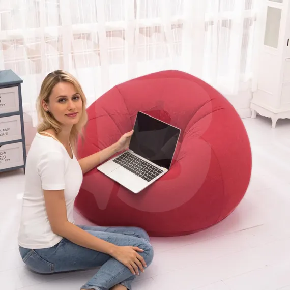 Fotoliu puf gonflabil roșu utilizat pentru relaxare în living