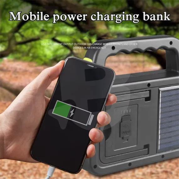 Lanternă LED COB utilizată ca power bank pentru încărcarea telefonului mobil