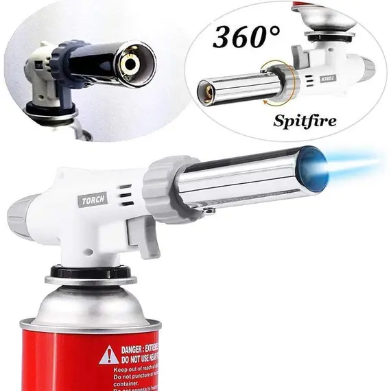 Flacără albastră puternică a torței de gaz Master Torch WS-516C în utilizare