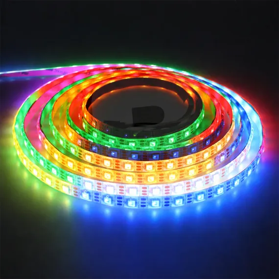 Detaliu LED bandă RGB flexibilă