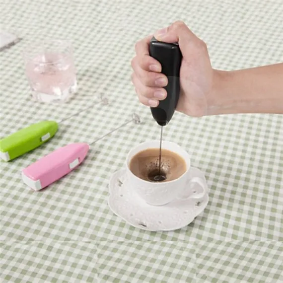 Mini mixer electric pentru spumă de lapte în utilizare