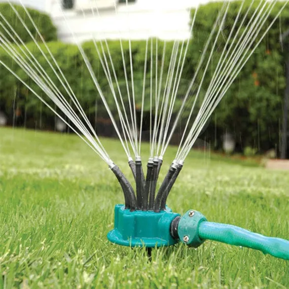 Aspersor sprinkler 360° în funcțiune pe gazon