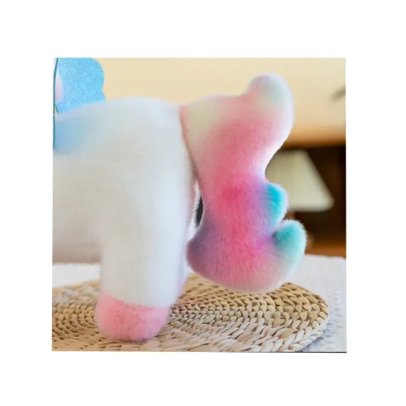 Detaliu coadă unicorn din pluș multicolor