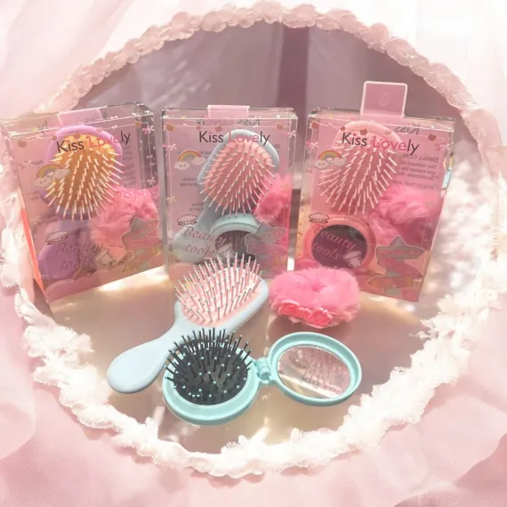 Set compact pentru păr cu perie poșetă+oglindă, perie clasică și pompon - Kiss Lovely