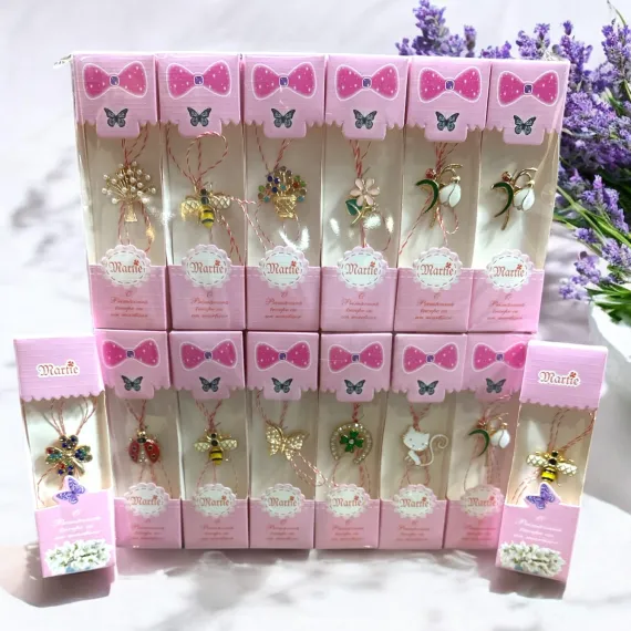 Set mărțișoare elegante tip broșă - modele colorate în cutie roz