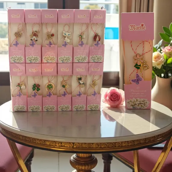 Mărțișor broșă 24 set în cutii roz tip cadou, modele mixte, 1 Martie