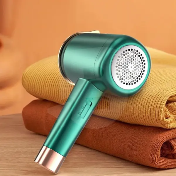 Aparat multifuncțional pentru netezire haine și tăiere scame