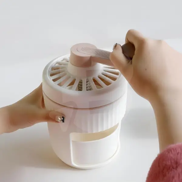 Aparat compact pentru gheață cu mâner rotativ