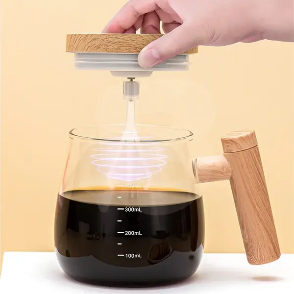 Sistem intern de amestecare cu trei brațe pentru băuturi