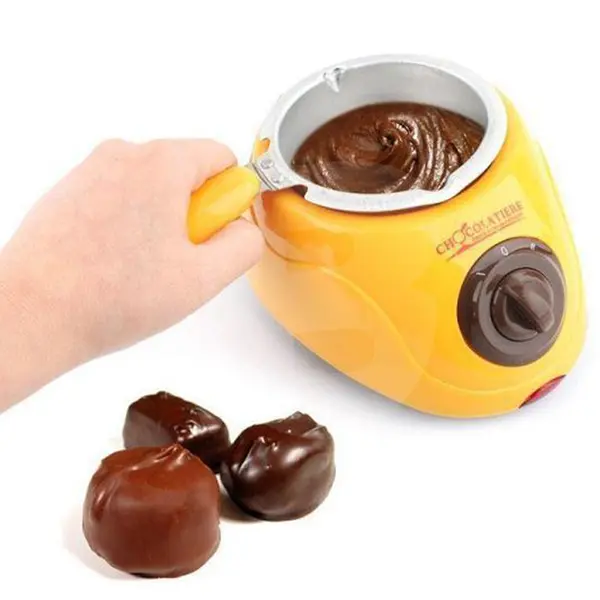 Preparare fondue și deserturi din ciocolată