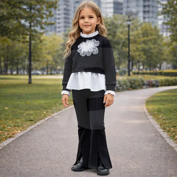 Compleu fete purtat, bluză și pantaloni evazați