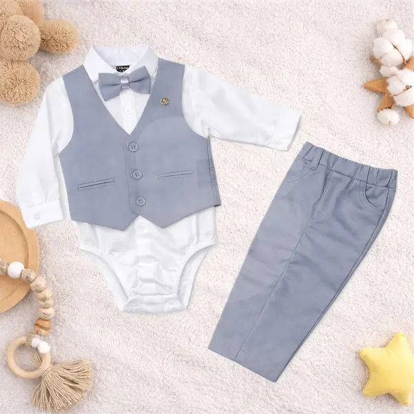 Costum elegant pentru bebeluși băieți cu vestă gri, papion și pantaloni