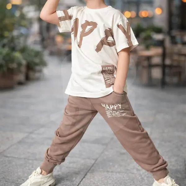 Compleu subțire pentru băieți maro cu tricou și pantaloni din bumbac