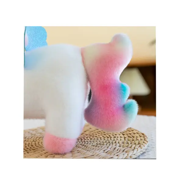 Detaliu coadă unicorn din pluș multicolor