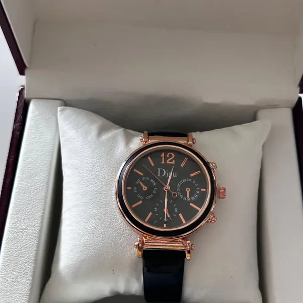 Ceas damă din piele cu cadran negru și carcasă rose gold