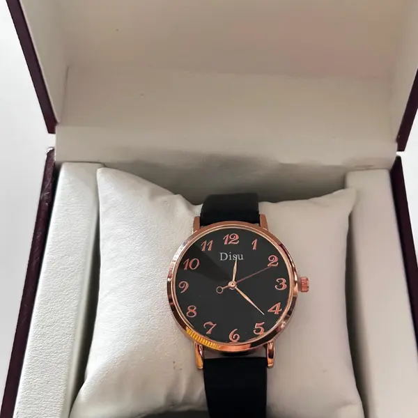 Ceas damă din piele ambalat în cutie de prezentare