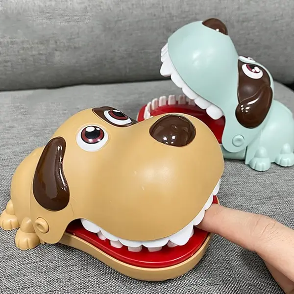 Joc Interactiv de Noroc și Dexteritate, Cățel Mușcător - Trick Game Biting Hand, 18 x 9 cm