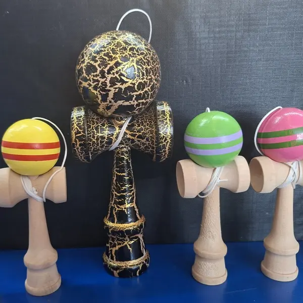 Mini Kendama din Lemn, 12 cm, Jucărie de Îndemânare cu Bilă Lucioasă și Dungi de Vizibilitate