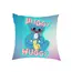 Față de Pernă Decorativă Huggy Wuggy, Imprimeu Tematic Poppy Playtime, Dimensiuni 45 x 45 cm, Diverse Culori